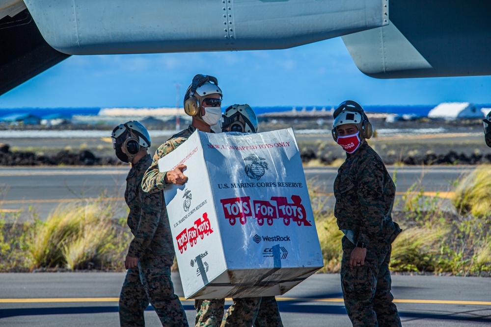 VMM-268 &amp; 4th Recon: Kona Toys for Tots delivery
