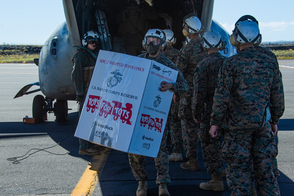 VMM-268 &amp; 4th Recon: Kona Toys for Tots delivery