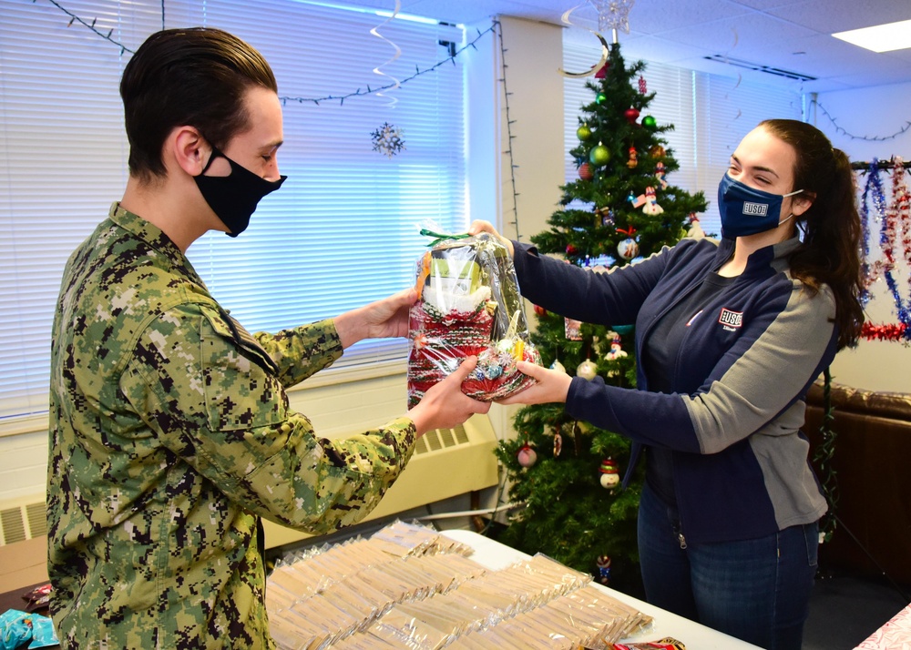 USO Great Lakes Delivers Donations of Holiday Cheer