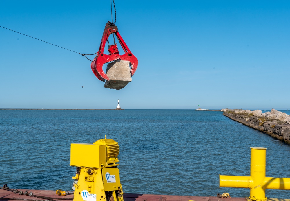 Buffalo District floating plant works to repair the Conneaut Harbor breakwater