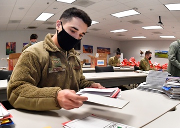 Greeting cards pour in to brighten Hill's holidays