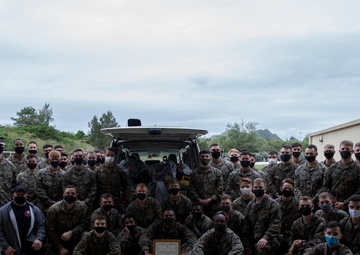 第３海兵兵站群第９工兵支援大隊所属の海兵隊員が地元の子供たちにおもちゃを届ける任務を遂行
