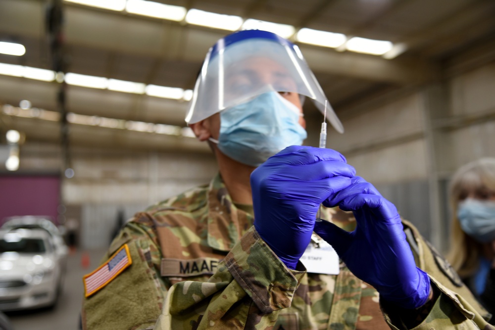 Arizona National Guard soldier administers COVID-19 vaccine