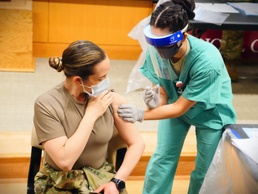 Army ICU nurse receives first COVID-19 vaccine at BAMC