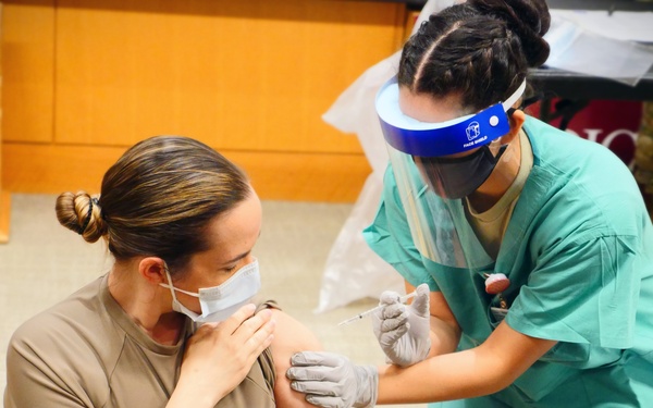 Army ICU nurse receives first COVID-19 vaccine at BAMC