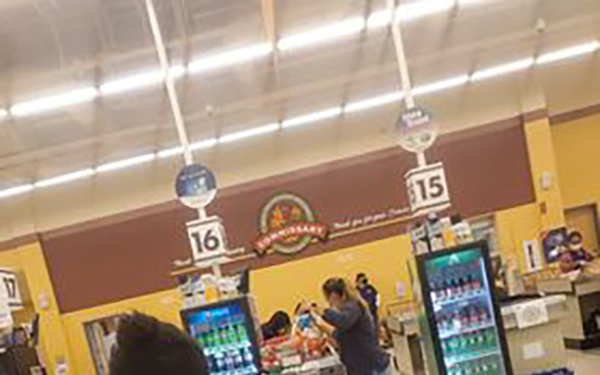 Commissary in Quarantine: Humphreys volunteers shop for quarantined Soldiers, families