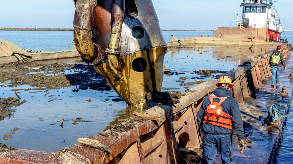 Cleveland Harbor dredging and pump-out