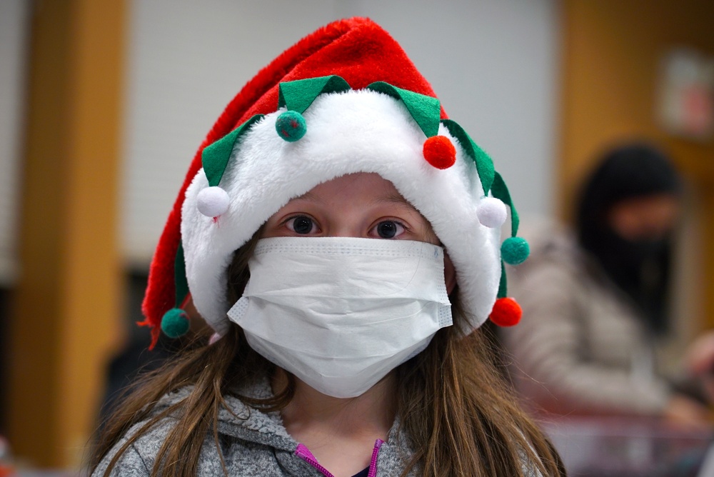 Deployed families receive free meals in holiday spirit