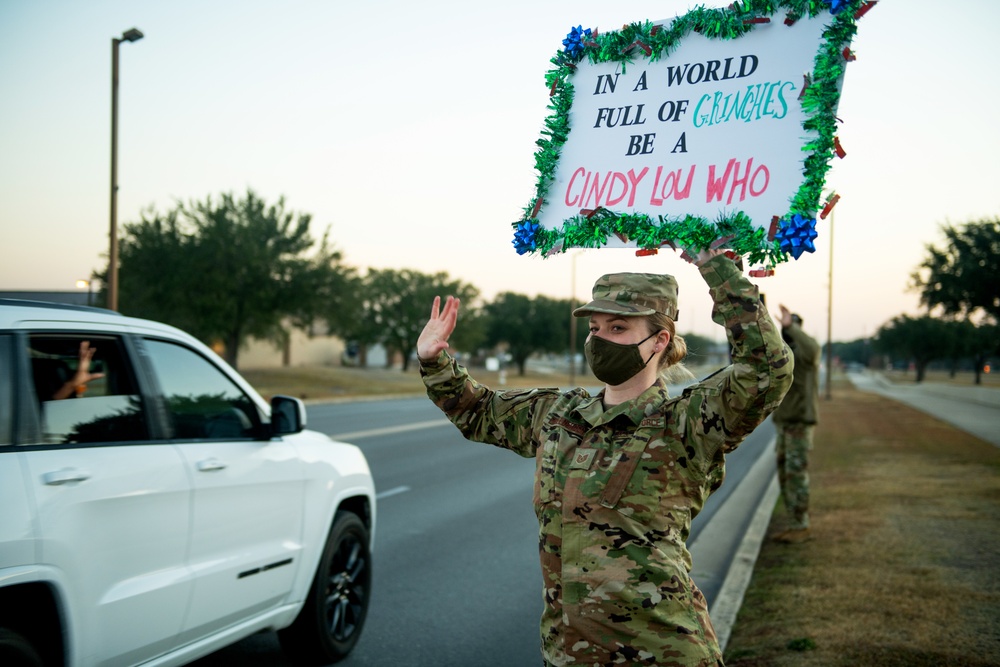 M&amp;FRC, senior NCOs spread holiday cheer at JBSA-Lackland