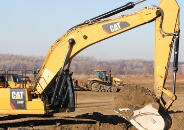 Hydraulic excavator on the L-594 levee