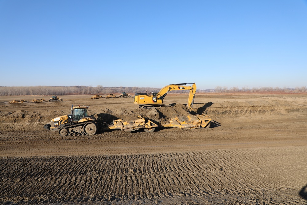 Hydraulic excavator on the L-594 levee