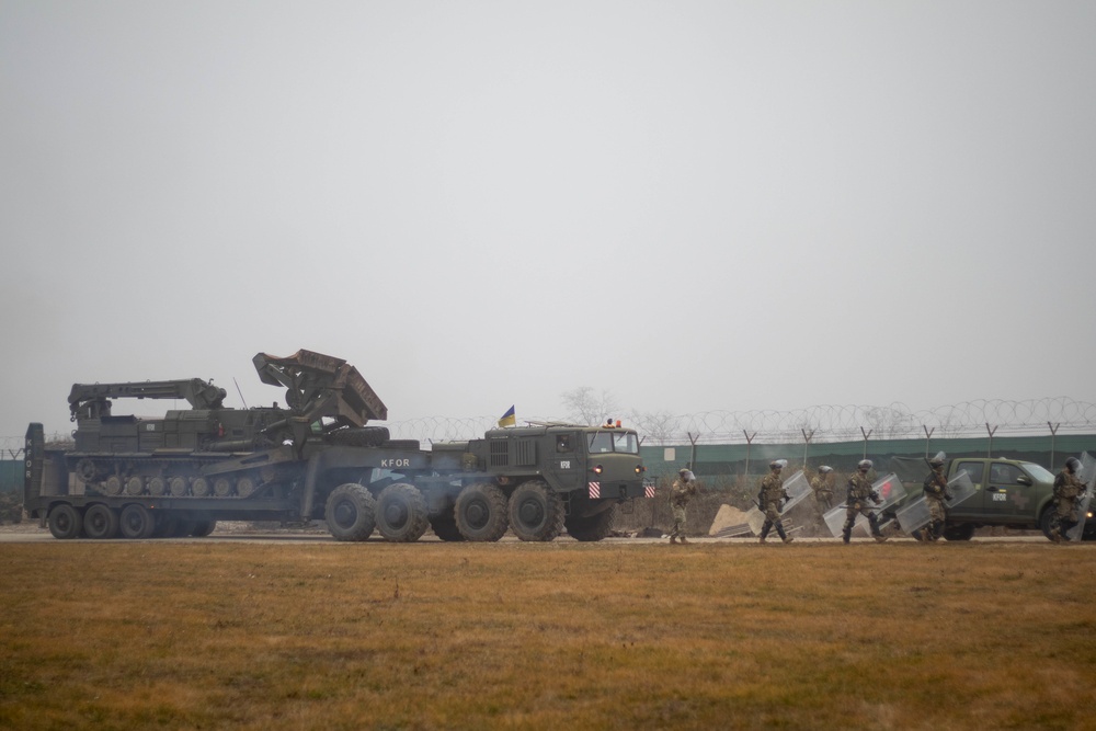 U.S. and Ukrainian troops conduct freedom of maneuver training