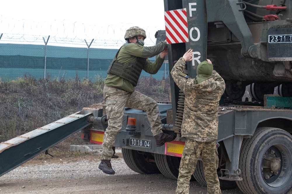 U.S. and Ukrainian troops conduct freedom of maneuver training