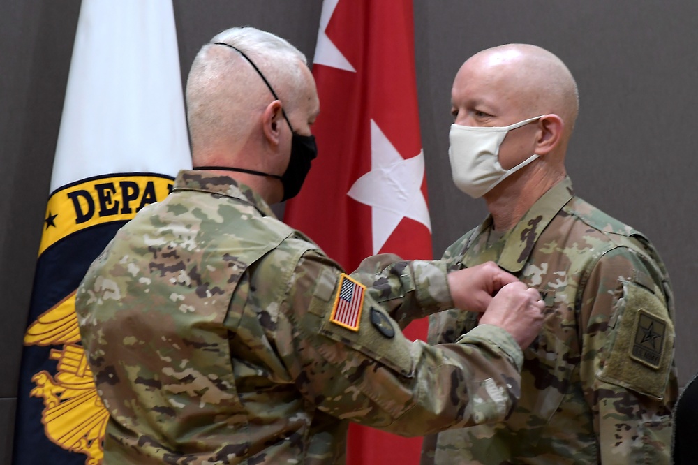 Lt. Gen. Jon Jensen presents LOM to Sgt. Maj. Jody Courts