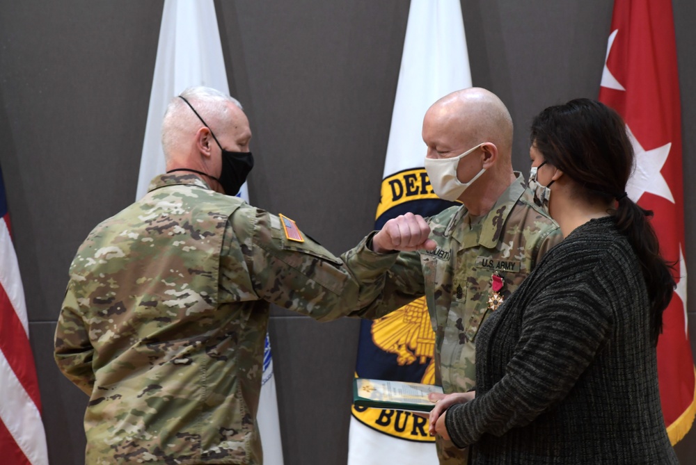 Lt. Gen. Jon Jensen presents LOM to Sgt. Maj. Jody Courts