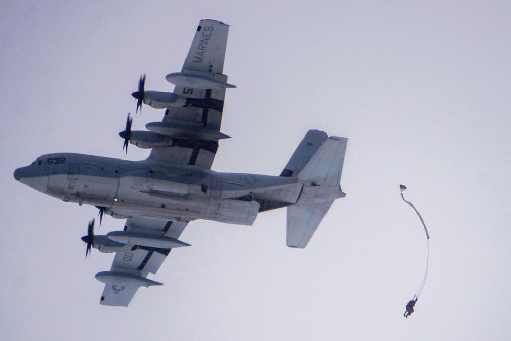 Marine aircraft support Army paratroopers
