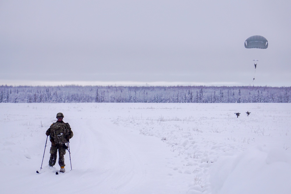 Marine aircraft support Army paratroopers