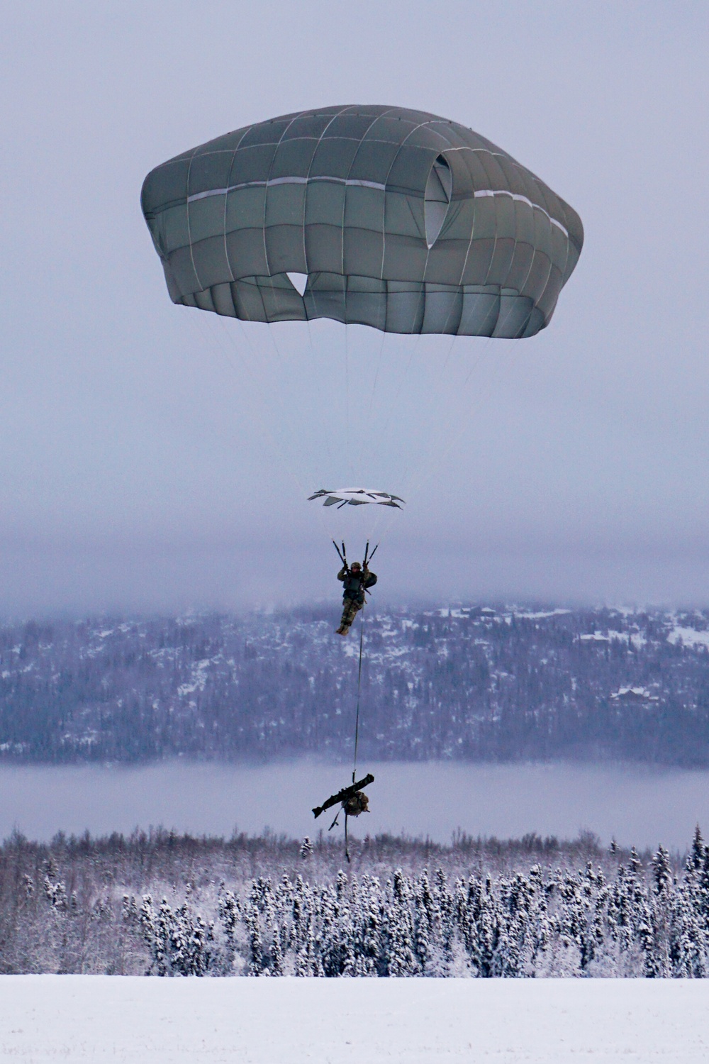 Marine aircraft support Army paratroopers