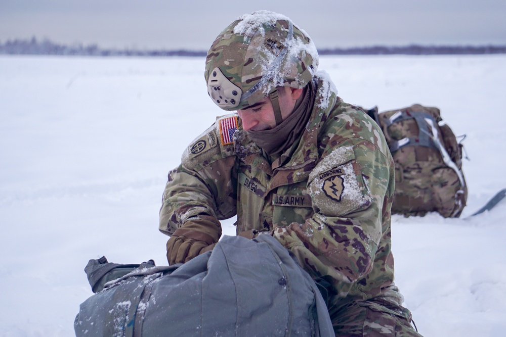 Marine aircraft support Army paratroopers