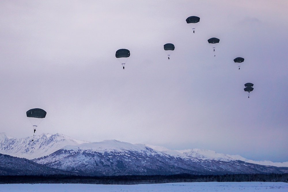 Marine aircraft support Army paratroopers