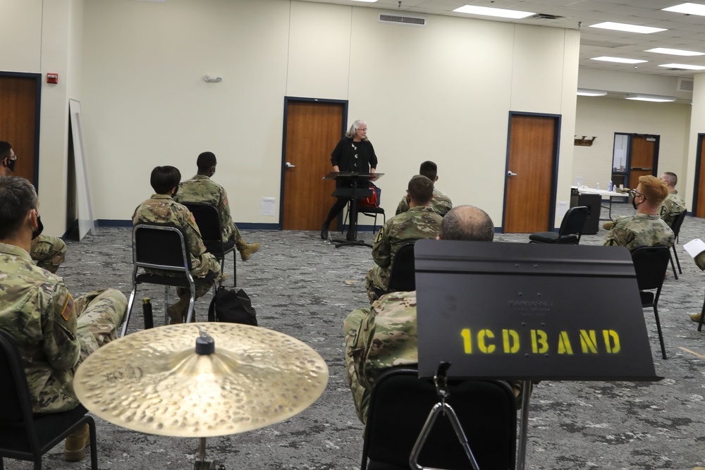 Retired CW5 Pace visits 1CD Band