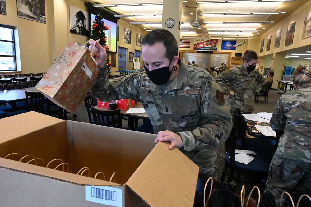 North Dakota National Guard Members Deliver Gifts to ND Veterans Home Residents