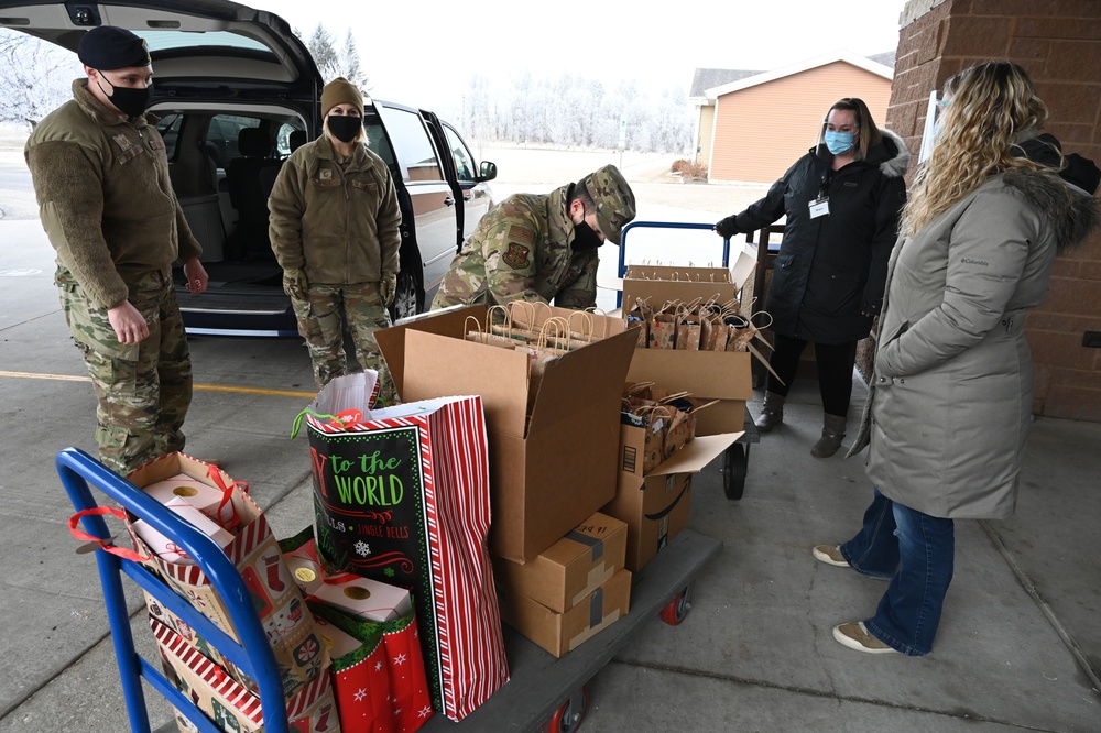 North Dakota National Guard Members Deliver Gifts to ND Veterans Home Residents