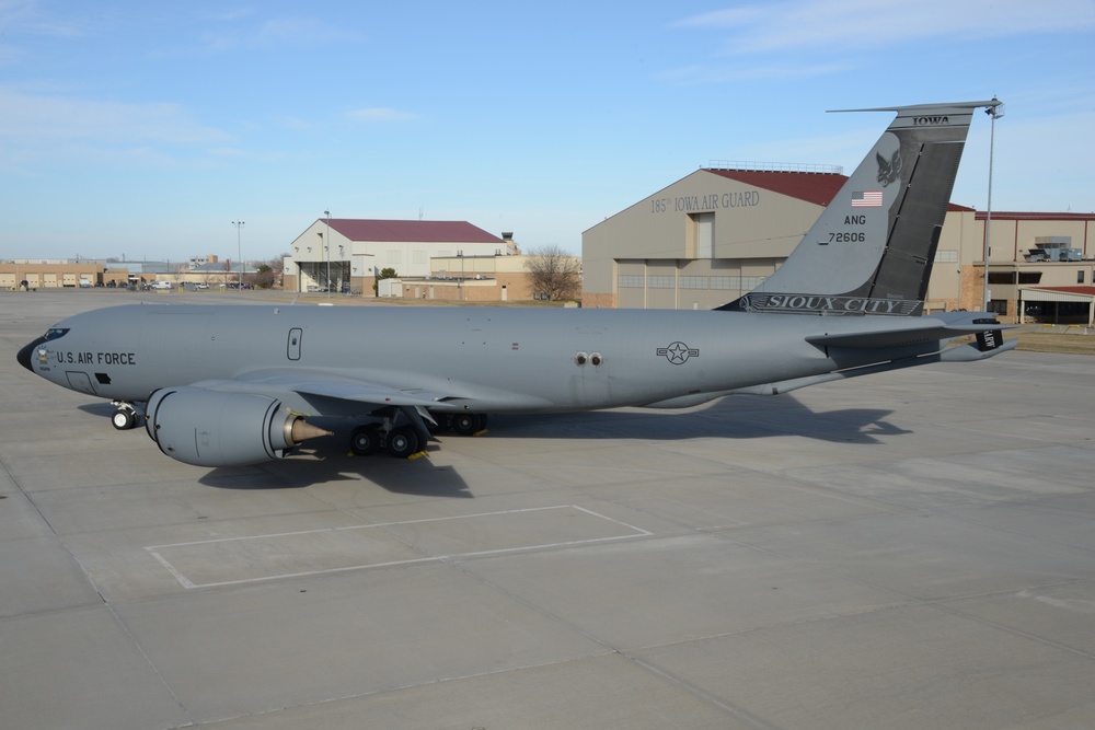 KC-135 Bat tail flash 185th ARW
