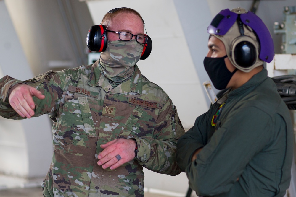 US Marines refuel US Air Force F-16s