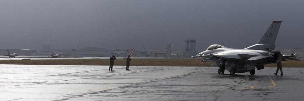 US Marines refuel US Air Force F-16s