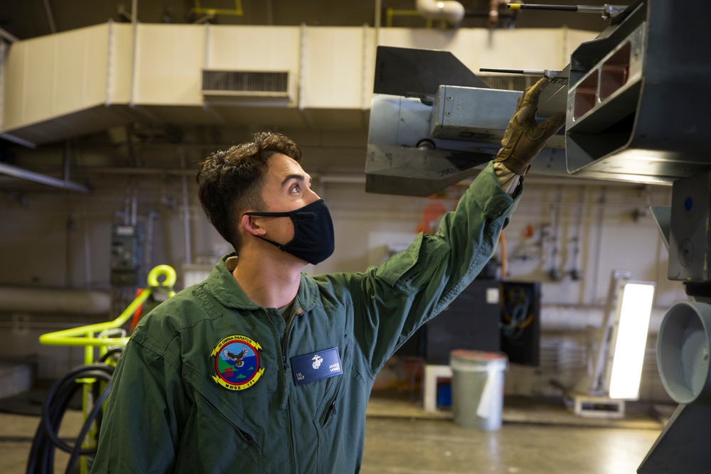 US Marines refuel US Air Force F-16s