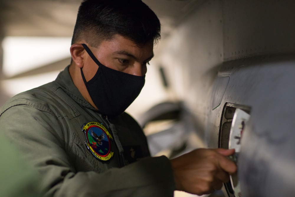 US Marines refuel US Air Force F-16s