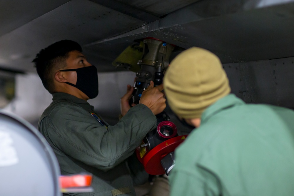 US Marines refuel US Air Force F-16s