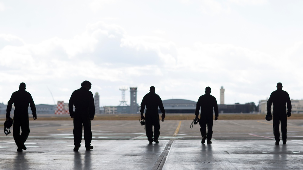 US Marines refuel US Air Force F-16s