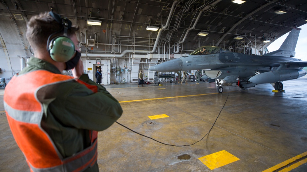 US Marines refuel US Air Force F-16s