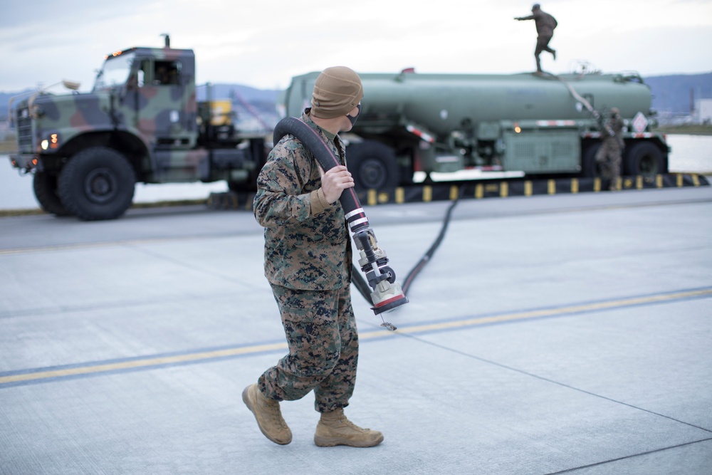 U.S. Marines With MWSS-171 Refuel F-16 Fighting Falcons