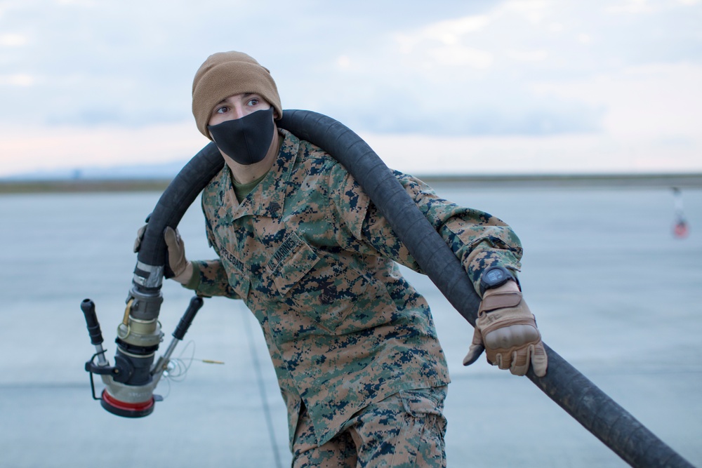 U.S. Marines With MWSS-171 Refuel F-16 Fighting Falcons