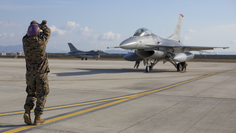 U.S. Marines With MWSS-171 Refuel F-16 Fighting Falcons