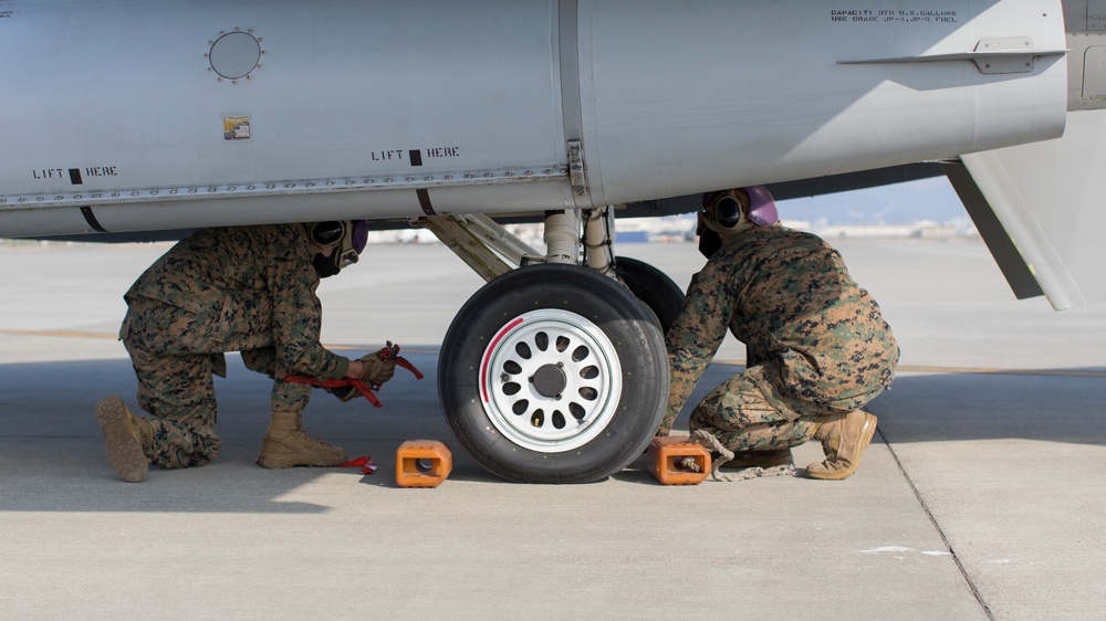 U.S. Marines With MWSS-171 Refuel F-16 Fighting Falcons