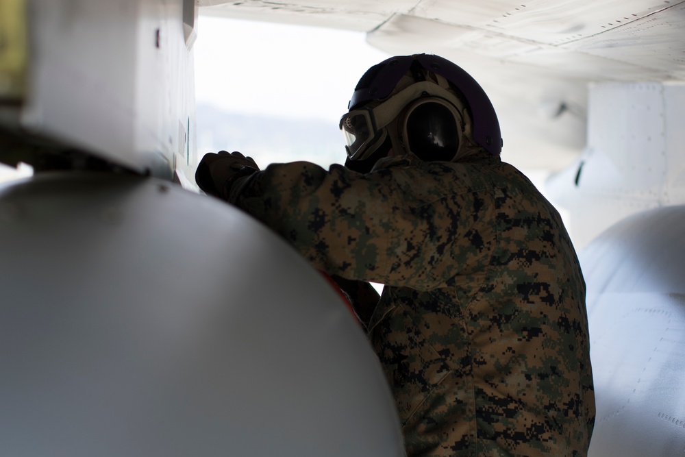 U.S. Marines With MWSS-171 Refuel F-16 Fighting Falcons