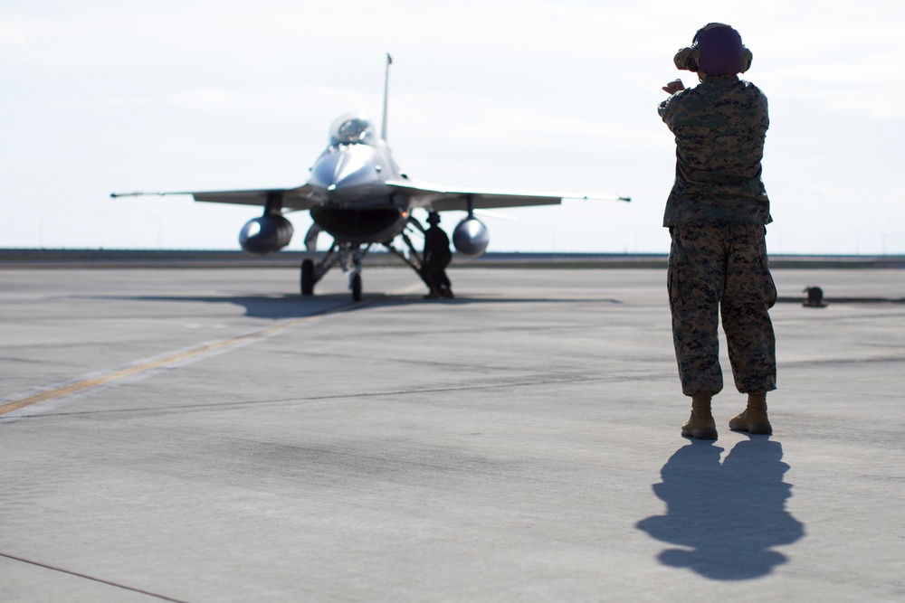 U.S. Marines With MWSS-171 Refuel F-16 Fighting Falcons