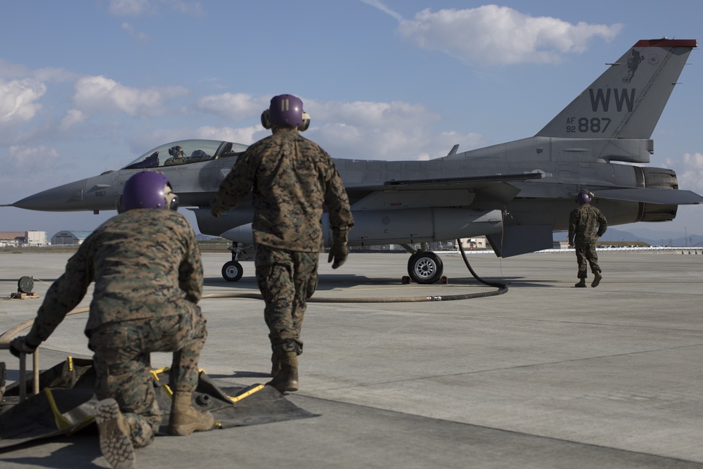 U.S. Marines With MWSS-171 Refuel F-16 Fighting Falcons