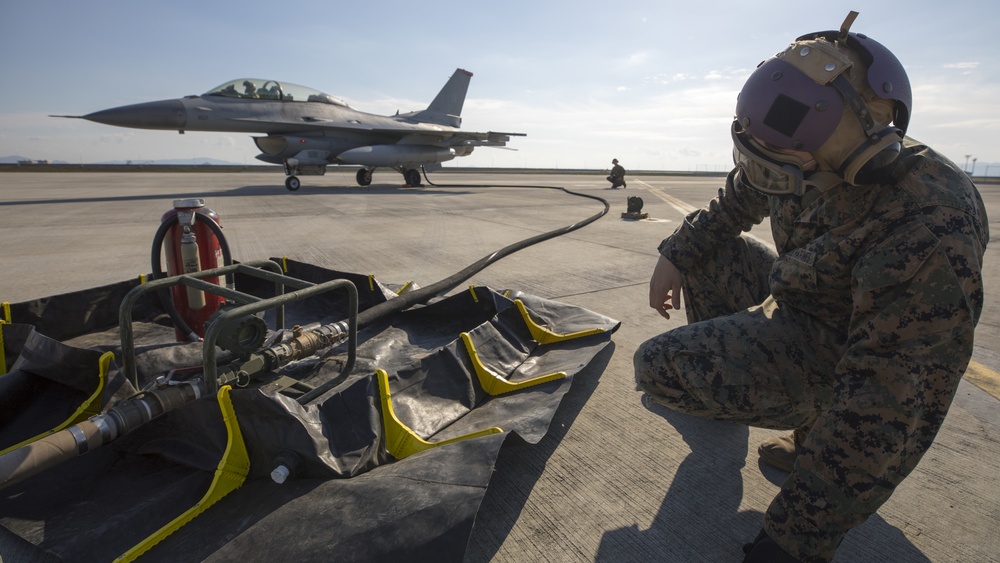 U.S. Marines With MWSS-171 Refuel F-16 Fighting Falcons