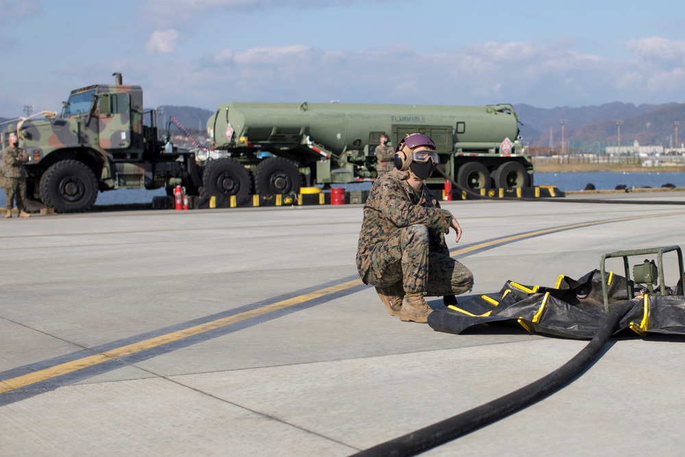 U.S. Marines With MWSS-171 Refuel F-16 Fighting Falcons