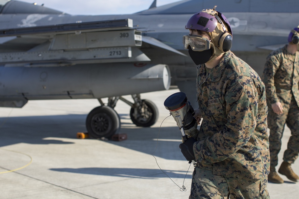 U.S. Marines With MWSS-171 Refuel F-16 Fighting Falcons