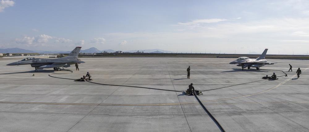 U.S. Marines With MWSS-171 Refuel F-16 Fighting Falcons