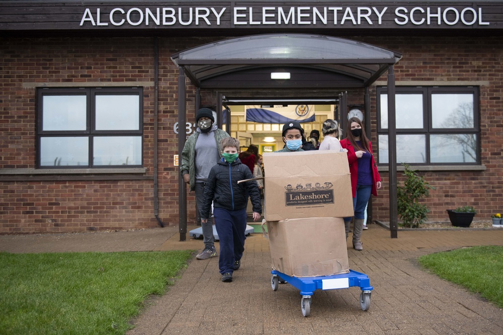 RAF Alconbury and RAF Molesworth communities unite for holiday food drive