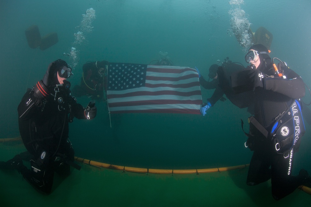 Reserve Soldier re-ups in underwater ceremony