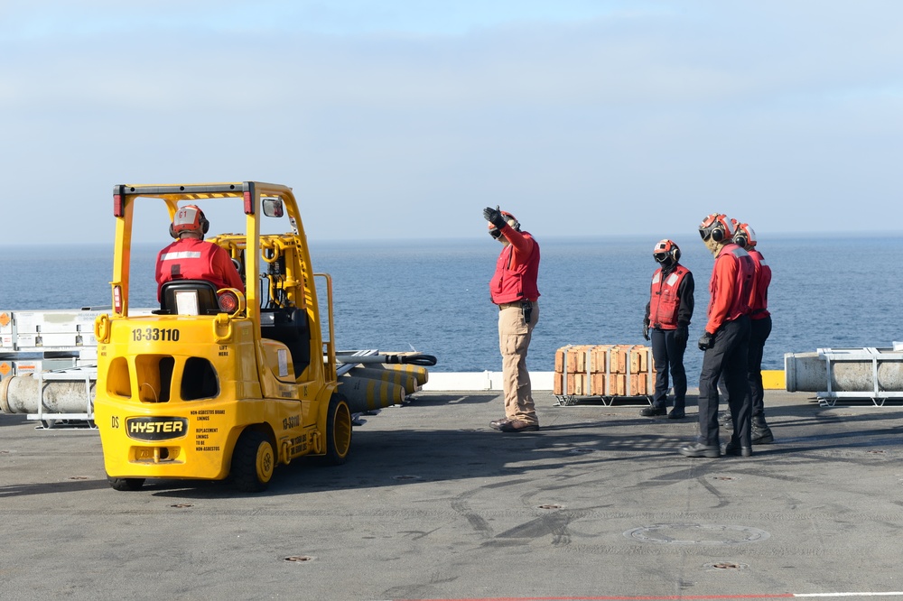 USS Carl Vinson (CVN 70) Vertical Replenishment