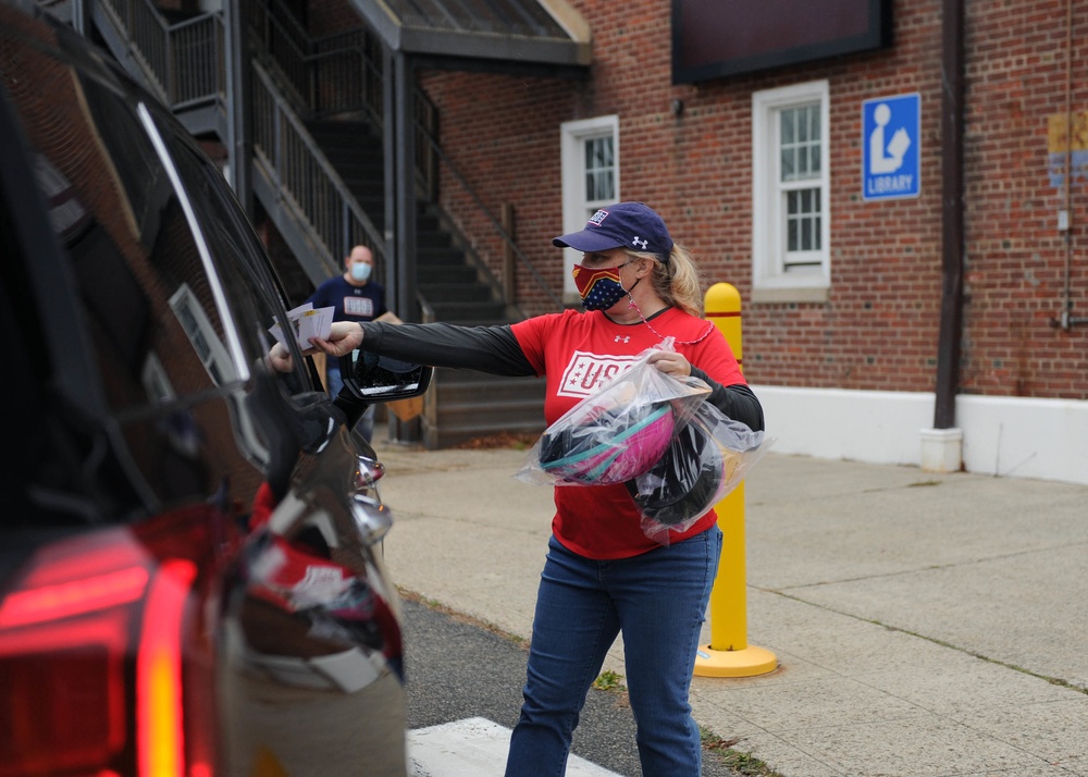 USO Donates Bikes to Families for Holidays